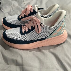 Kizik Women's Pink and White Sneakers